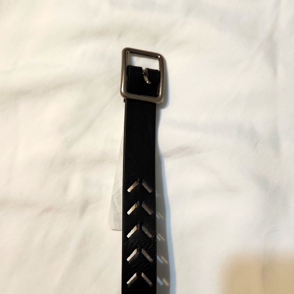 Reversible Belt one side black the other side dark blue.
